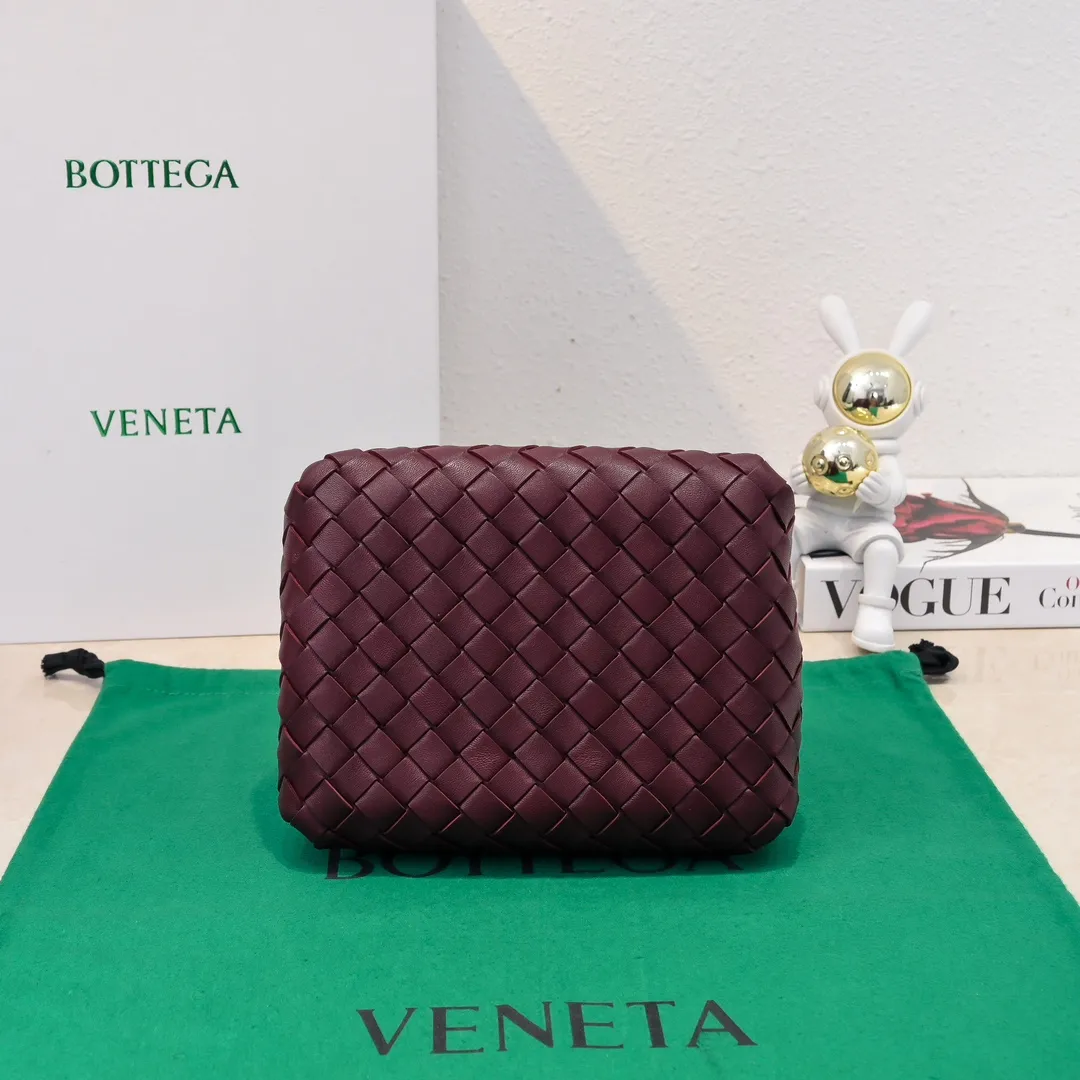Batch 1760 BV home is new! Andiamo combines Bottega Veneta archives parachute handbags to inherit retro elements and integrate modern trends. The same style as Shu Qi's Beijing Night. It is a continuation of the classic bag. It has three functions: hand carry, shoulder and cross-body. It is embellished with metal brass knot buckles. The capacity of the small one is amazing. It can easily hold sunglasses in a box/small bottle of water/powder powder/charger and other daily necessities when going out. The upper body is versatile. Style number: 6569 Size: 21*17*16.5cm